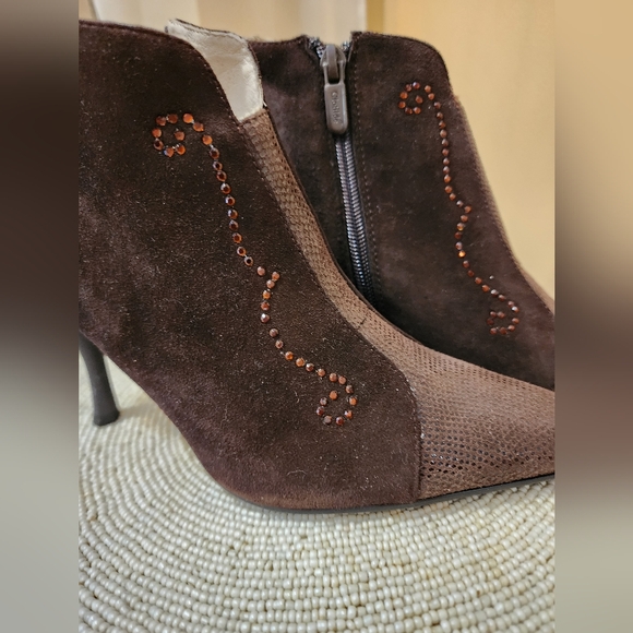 NWT.Luxury clodilde made in italy Leather ankle boots.Size 34. USA 6 - Picture 3 of 9